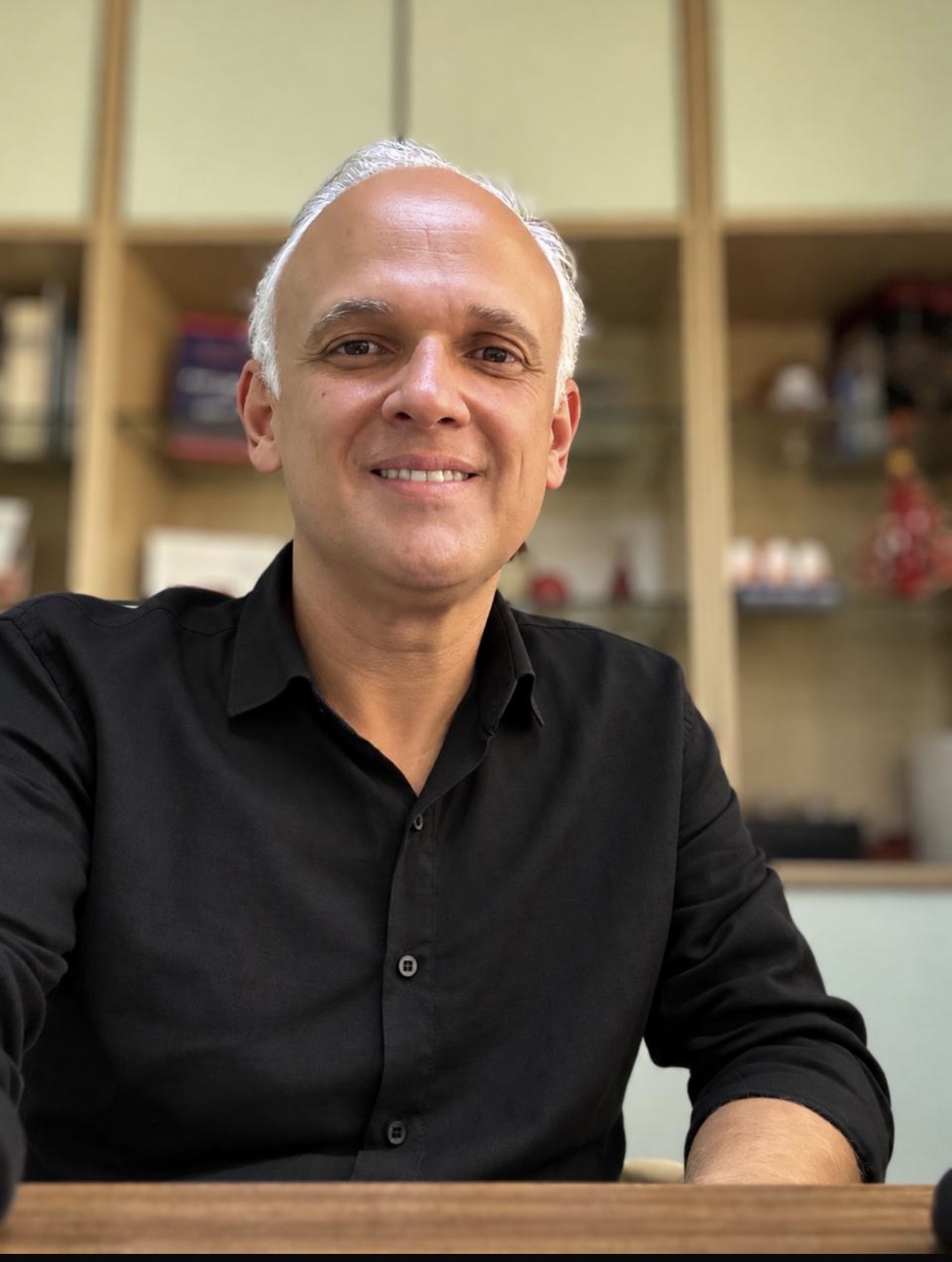 Dr. Bruno Aires, médico psiquiatra, em seu consultório